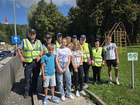 Pred fotografskim objektivom so pozirali naši člani Poldka, Borka, Ivka in Rajko v družbi policistov PP Ilirska Bistrica